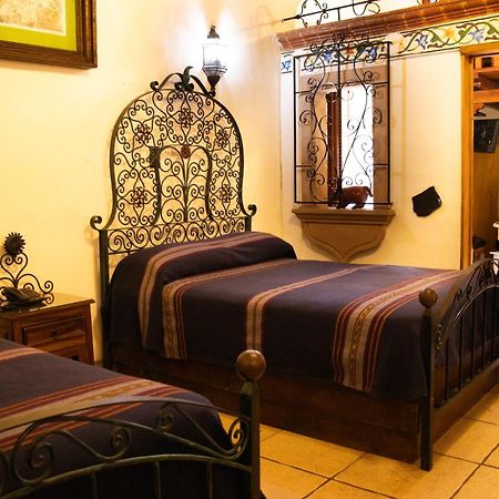 Hotel Los Escudos Patzcuaro Bagian luar foto