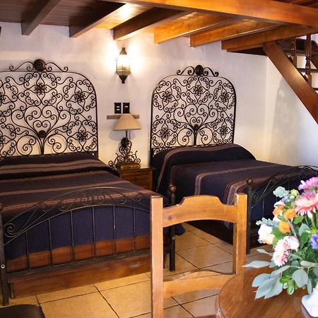Hotel Los Escudos Patzcuaro Bagian luar foto