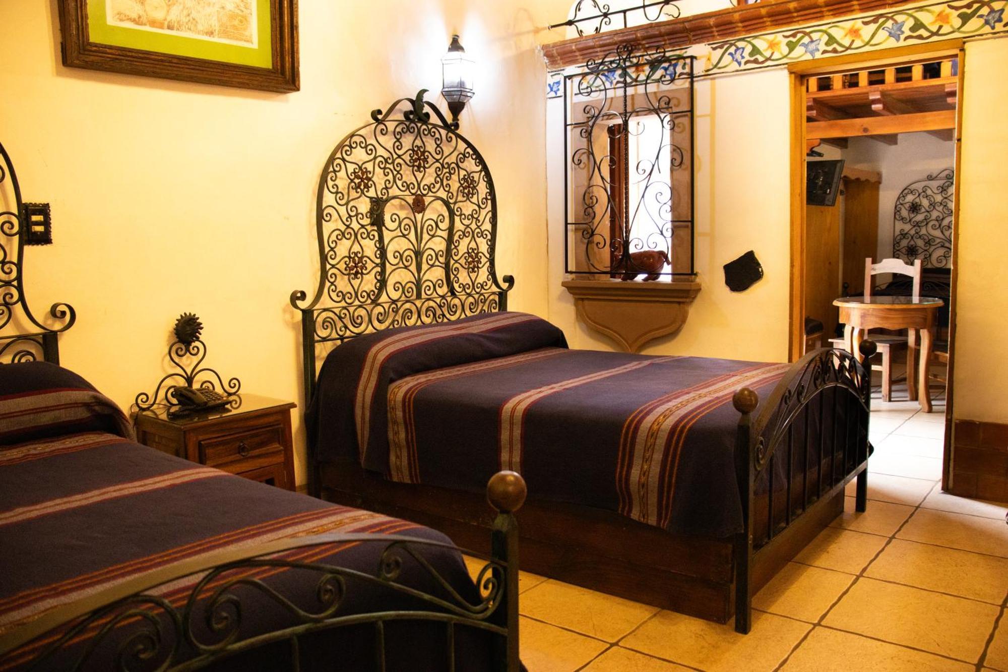 Hotel Los Escudos Patzcuaro Bagian luar foto