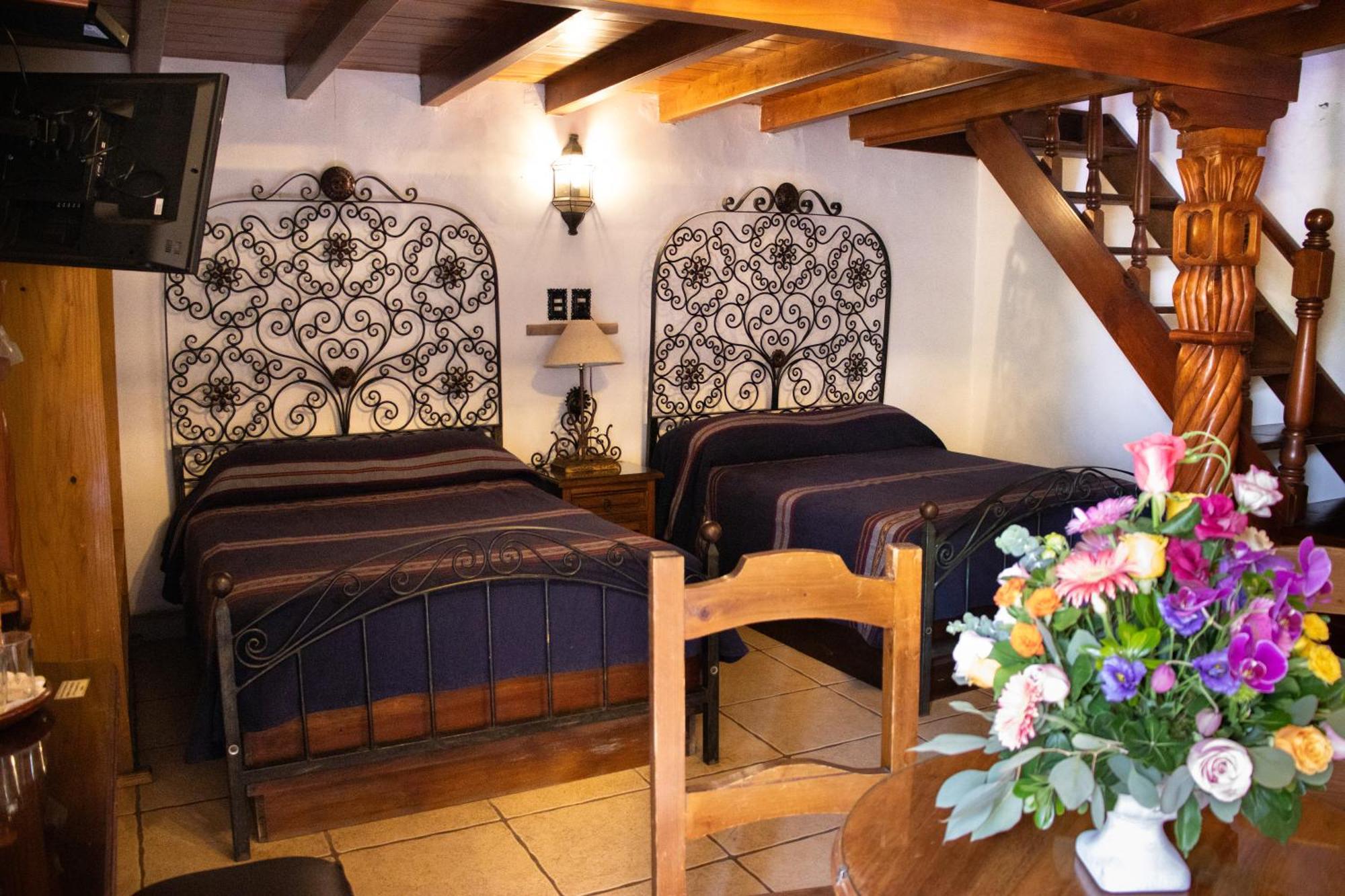 Hotel Los Escudos Patzcuaro Bagian luar foto