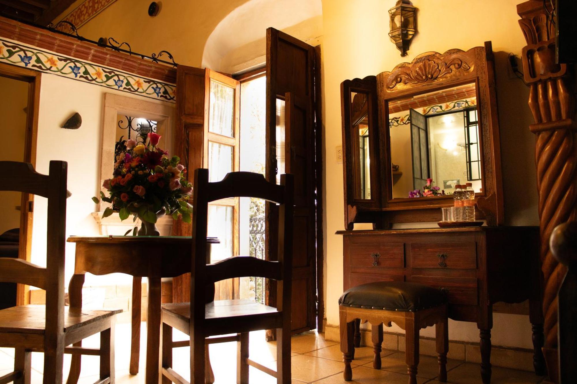 Hotel Los Escudos Patzcuaro Bagian luar foto