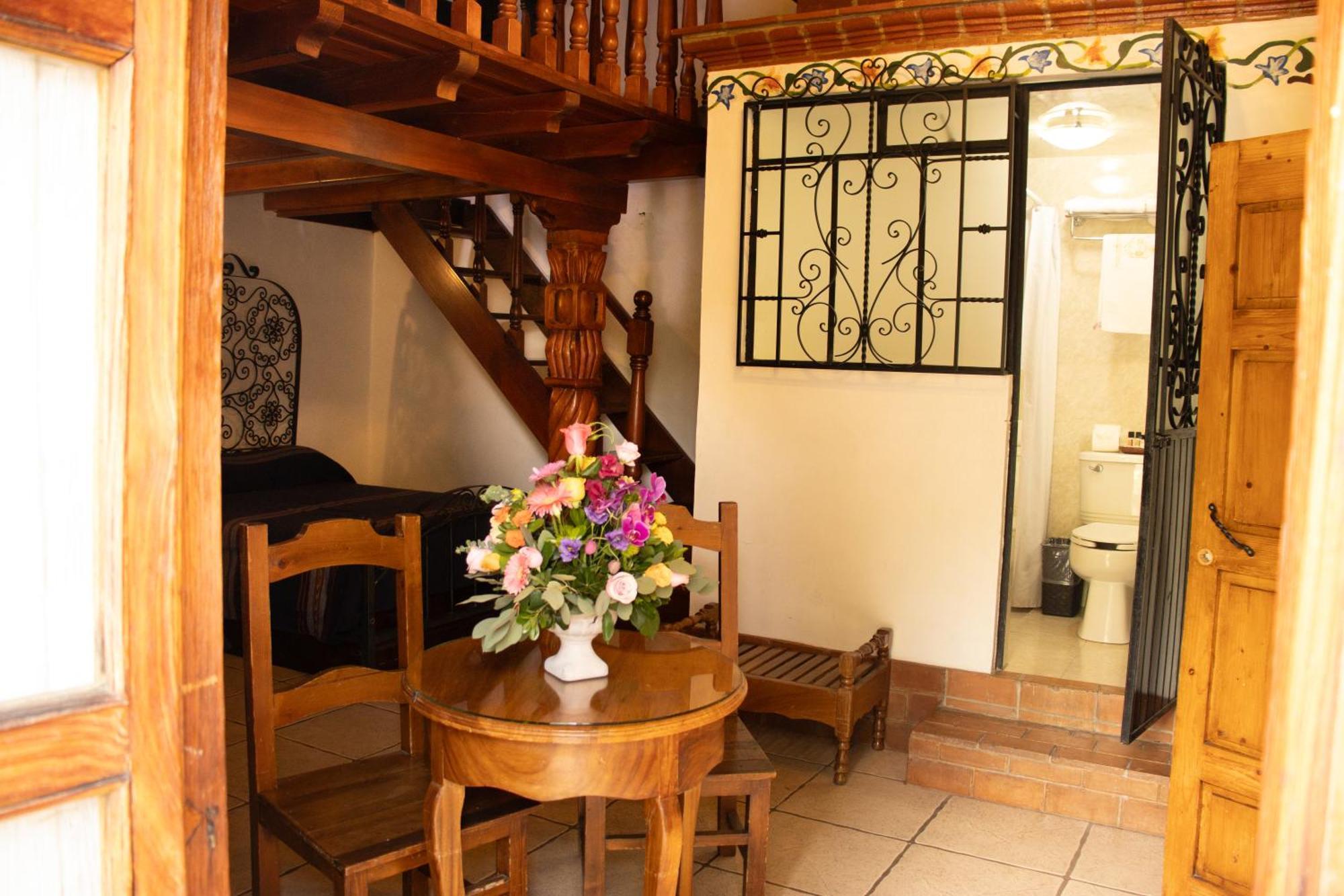 Hotel Los Escudos Patzcuaro Bagian luar foto