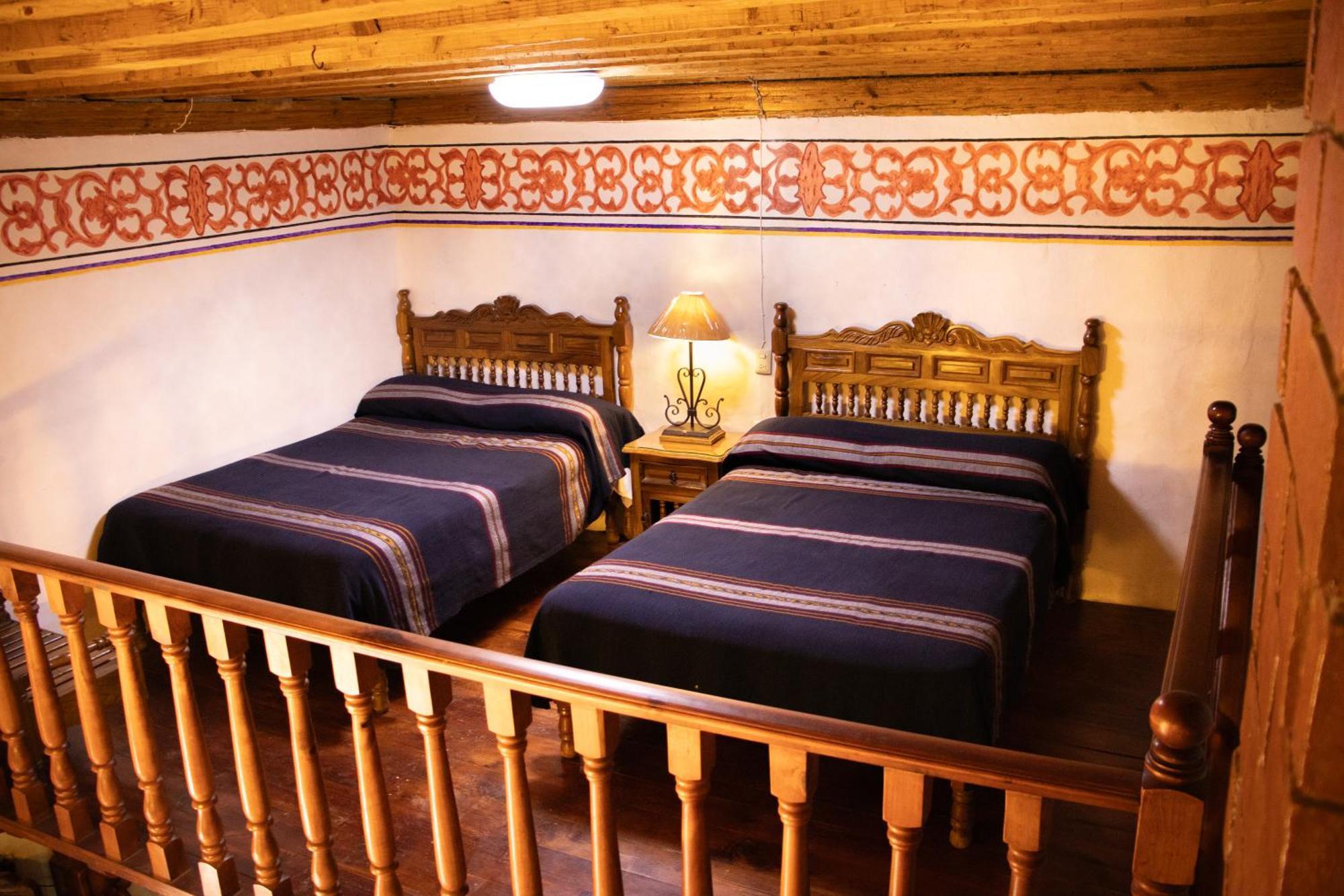 Hotel Los Escudos Patzcuaro Bagian luar foto