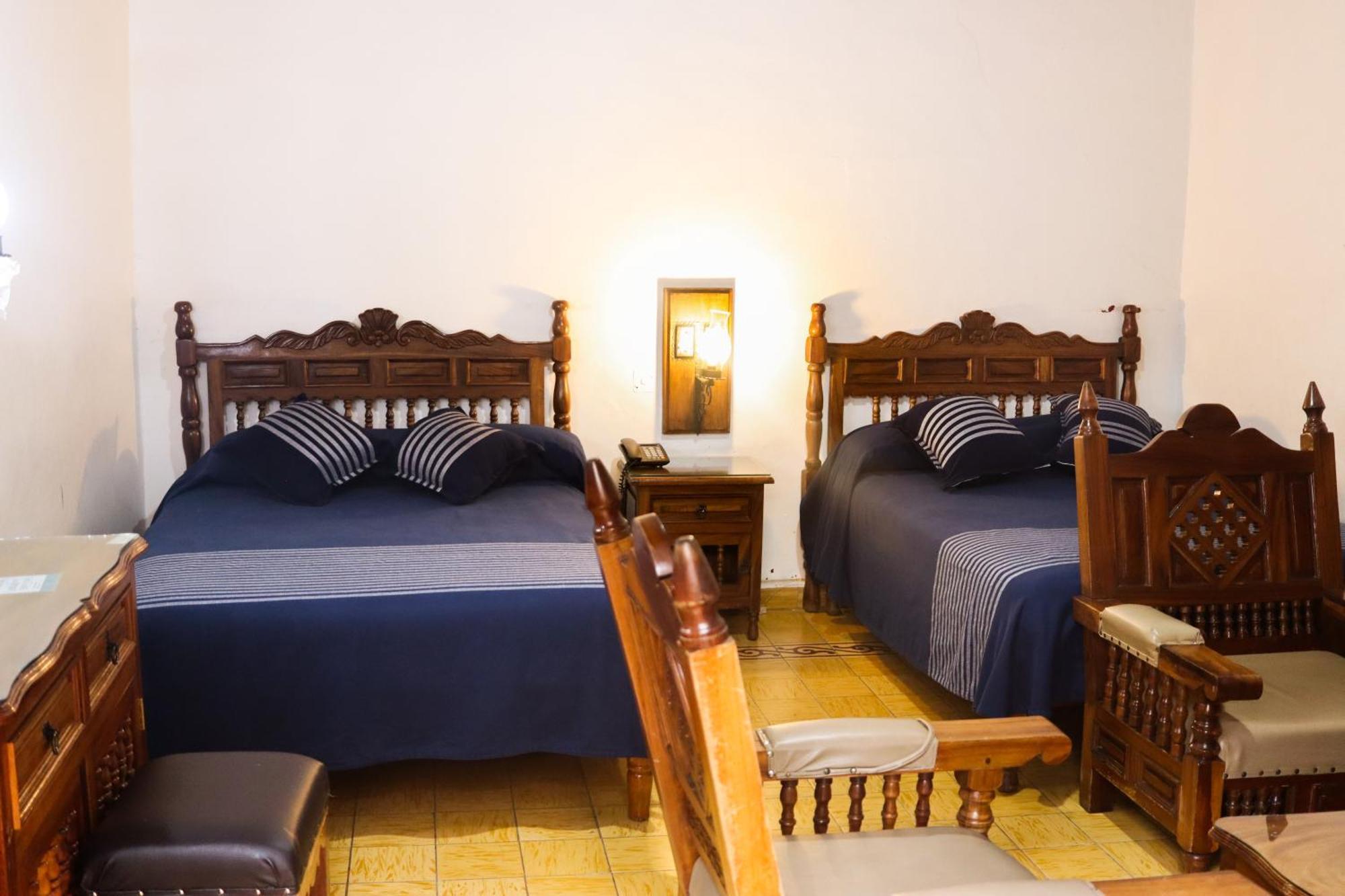 Hotel Los Escudos Patzcuaro Bagian luar foto