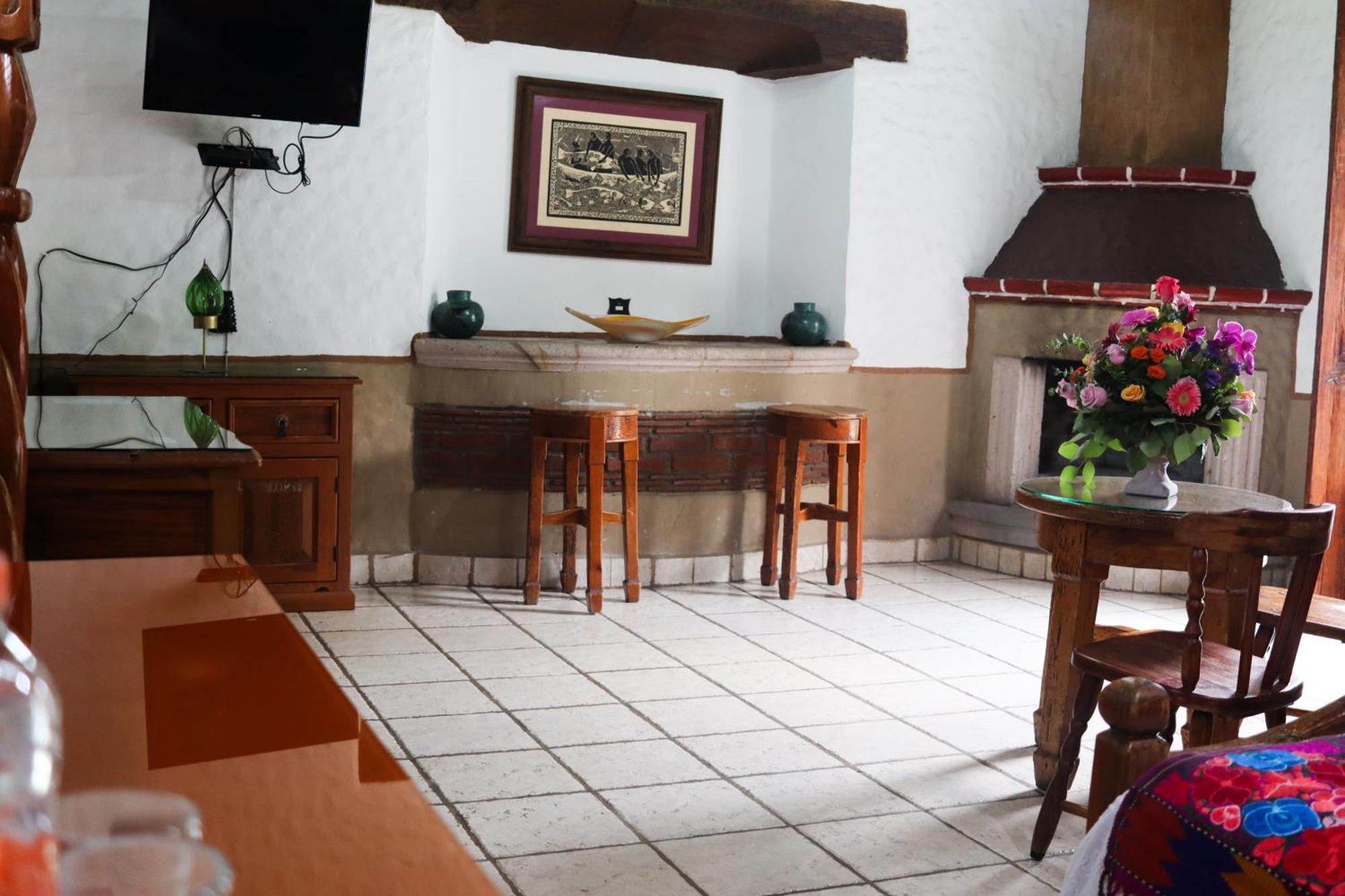 Hotel Los Escudos Patzcuaro Bagian luar foto