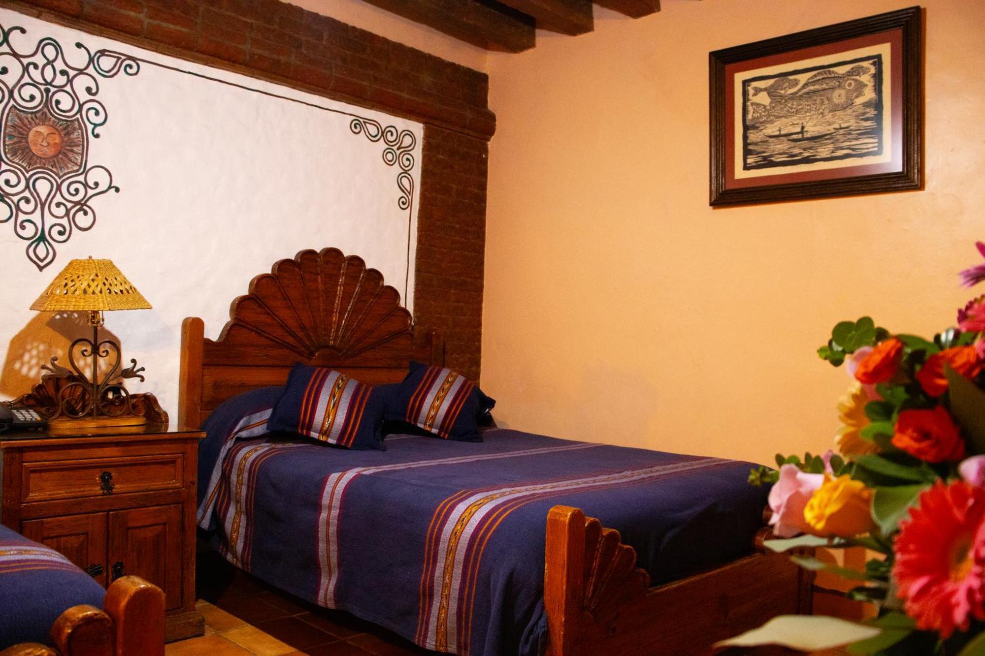 Hotel Los Escudos Patzcuaro Bagian luar foto