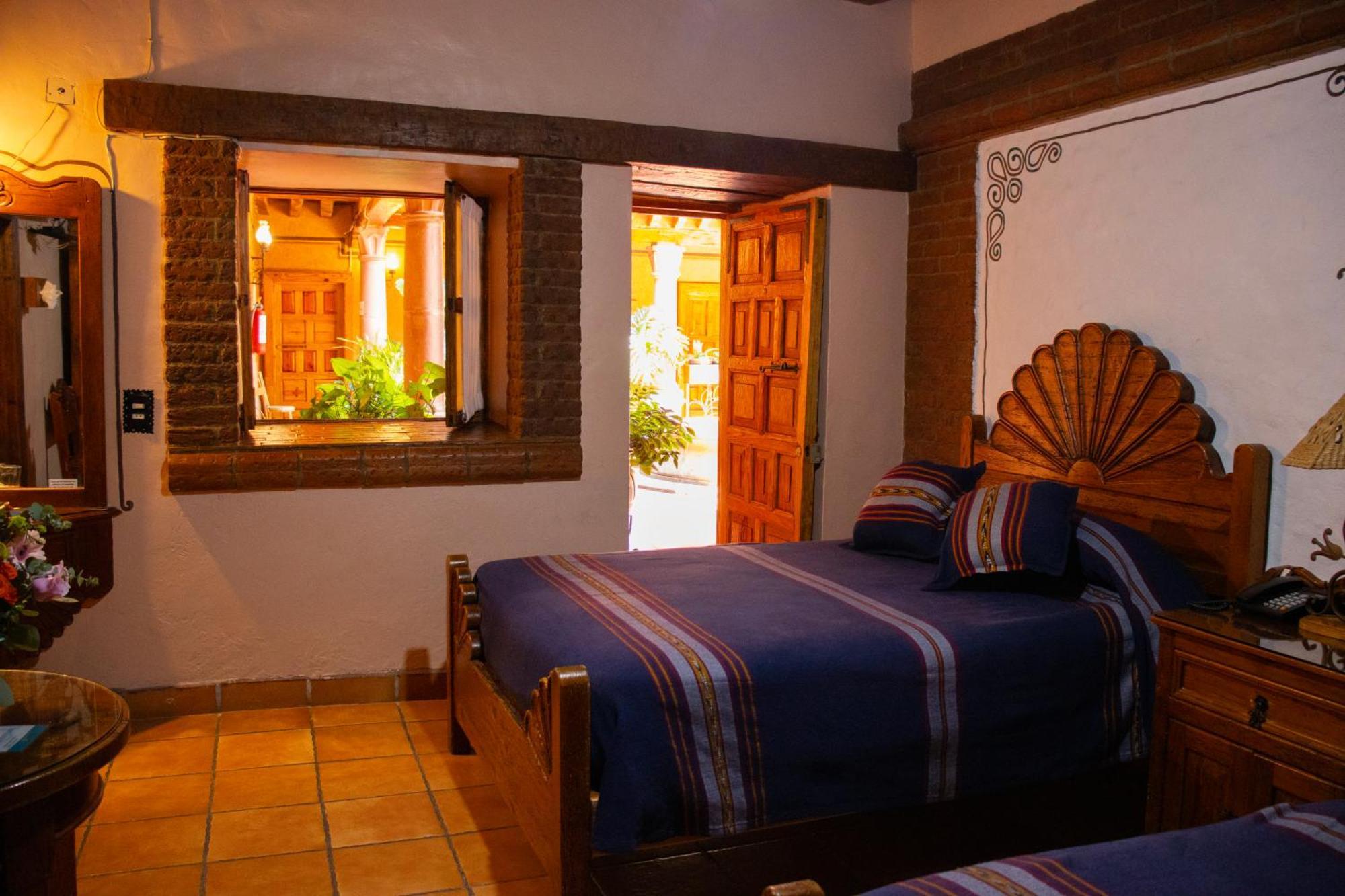 Hotel Los Escudos Patzcuaro Bagian luar foto