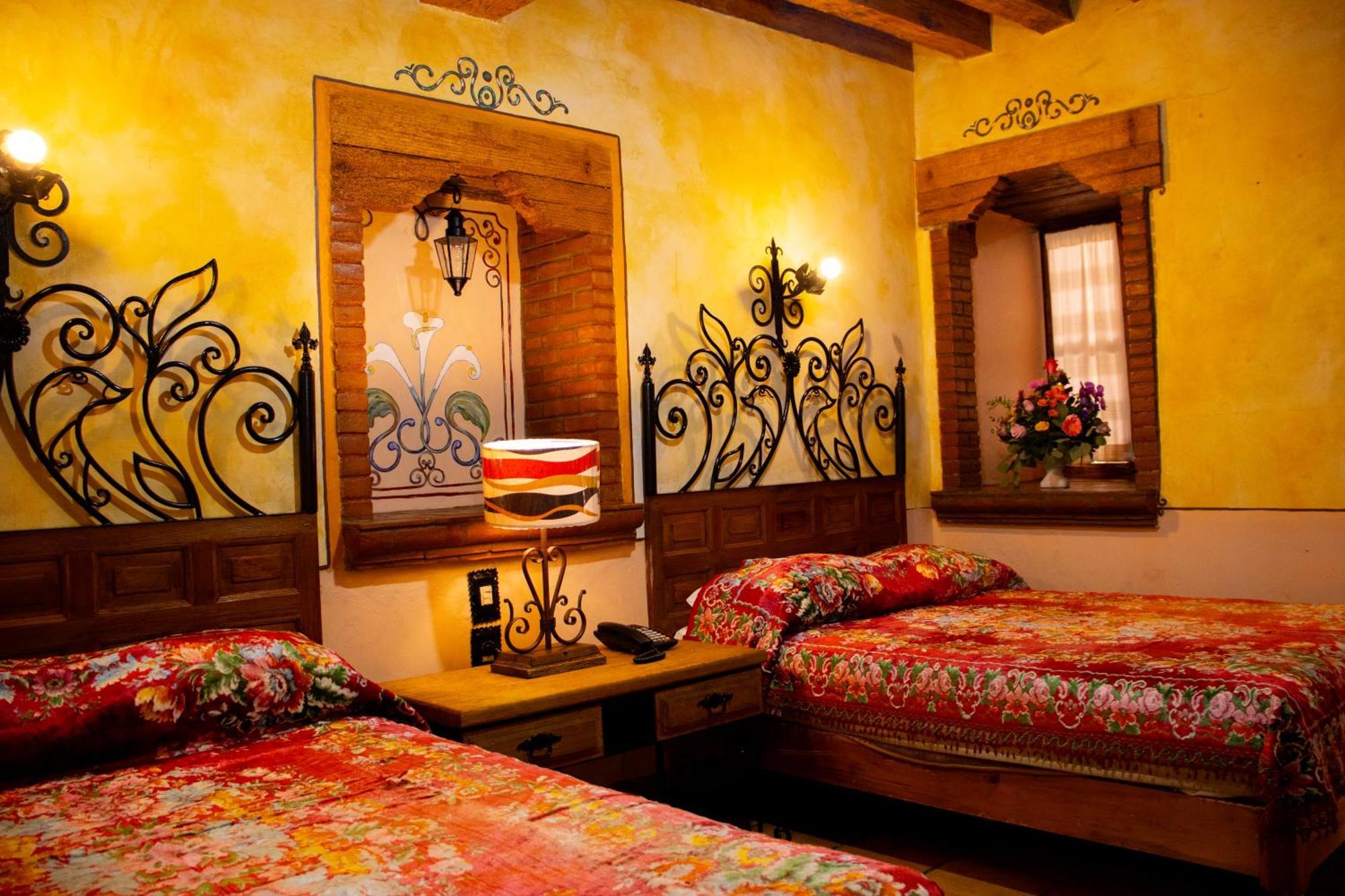 Hotel Los Escudos Patzcuaro Bagian luar foto