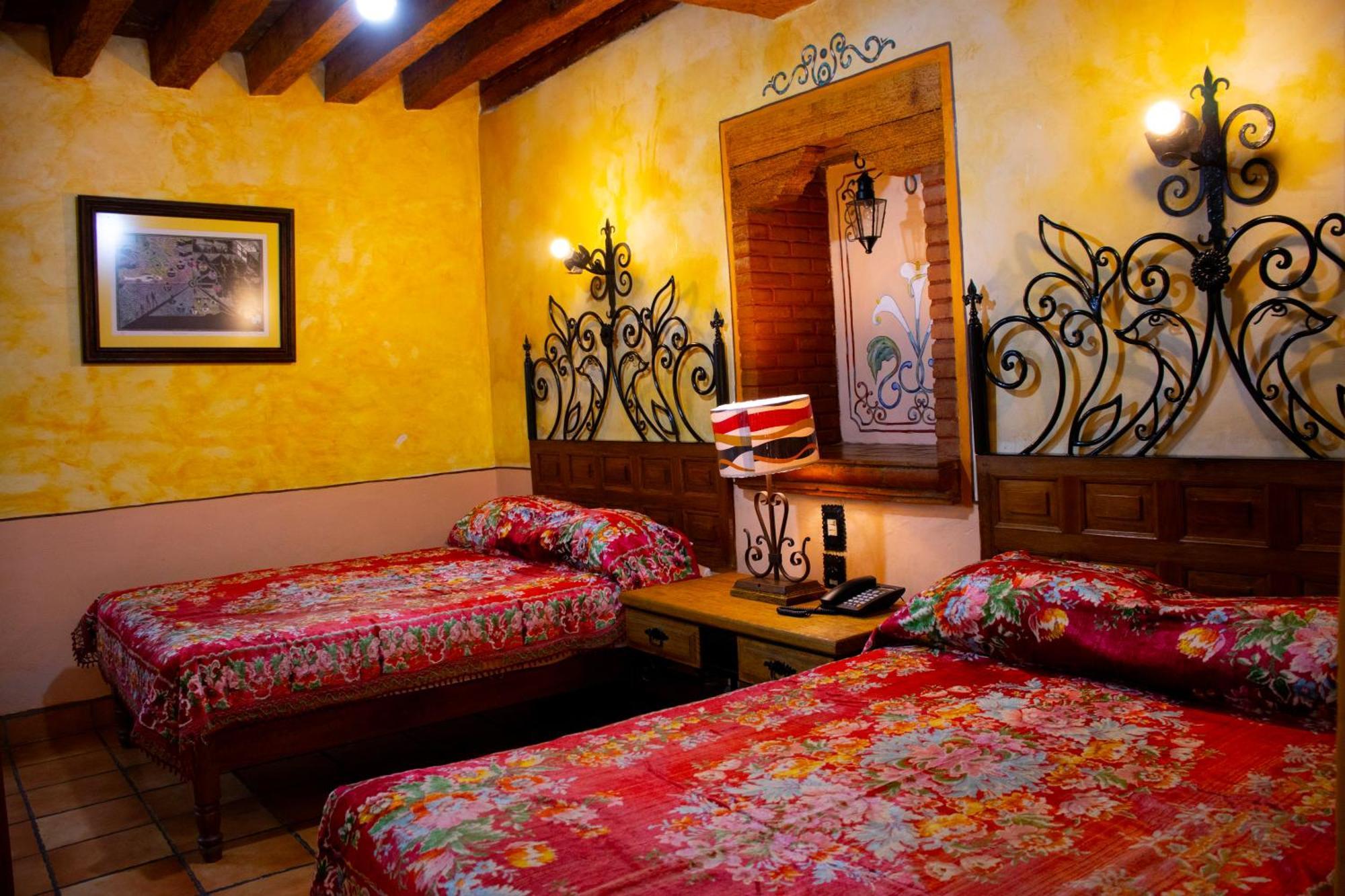 Hotel Los Escudos Patzcuaro Bagian luar foto