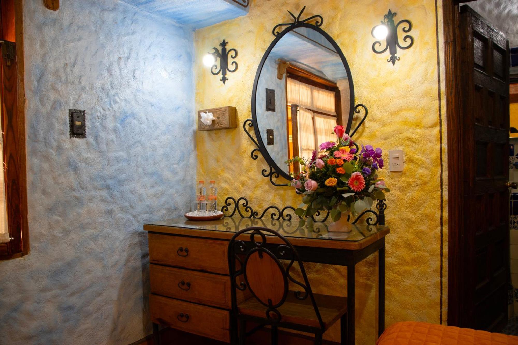 Hotel Los Escudos Patzcuaro Bagian luar foto