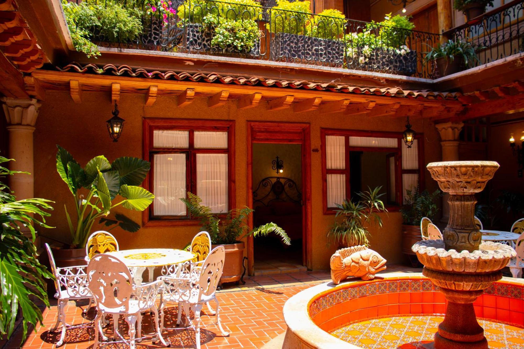 Hotel Los Escudos Patzcuaro Bagian luar foto