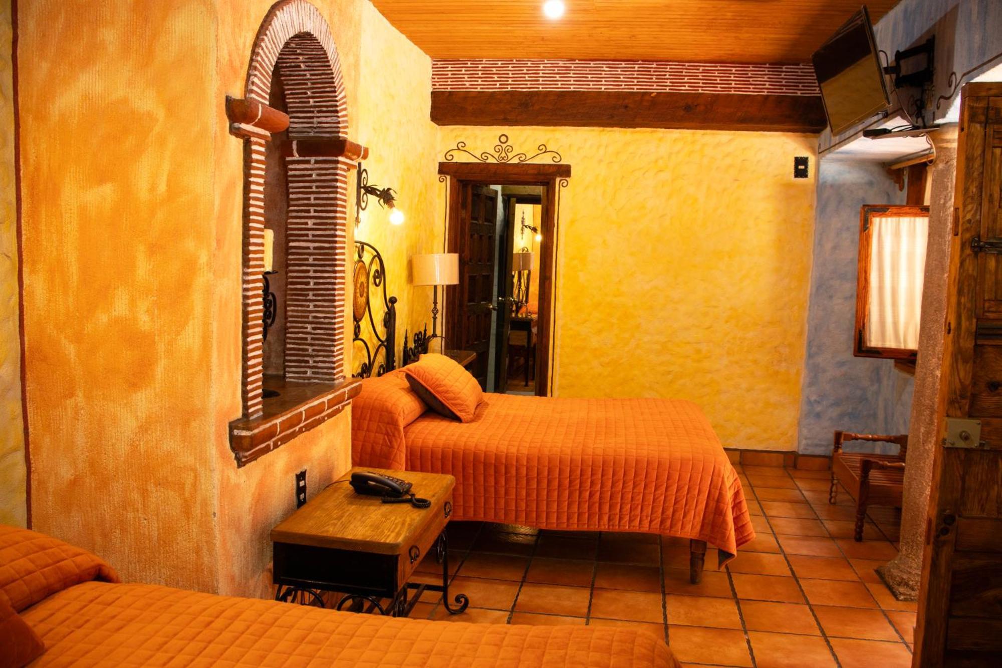 Hotel Los Escudos Patzcuaro Bagian luar foto