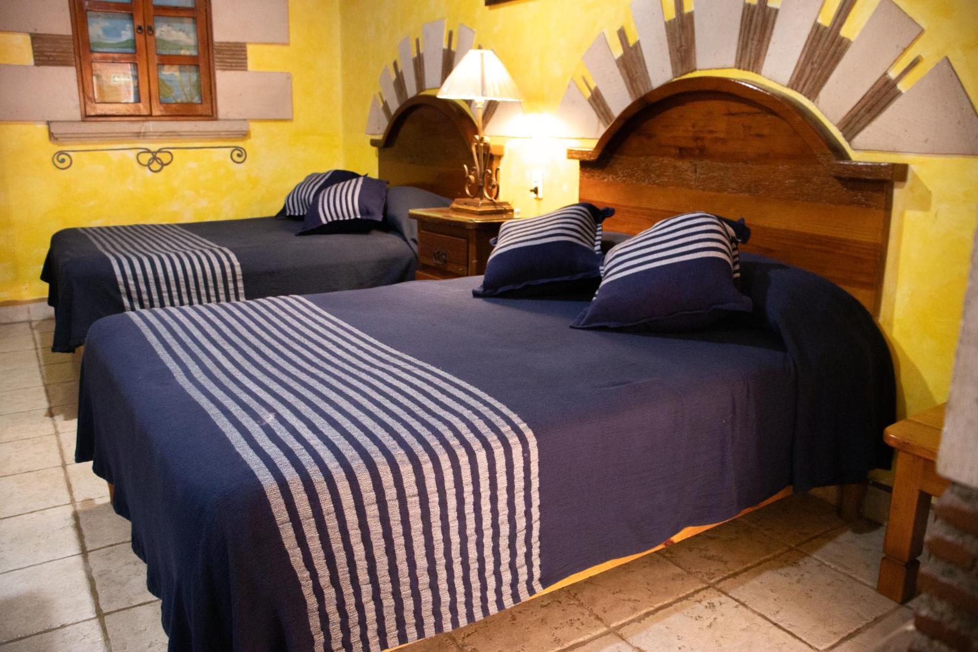Hotel Los Escudos Patzcuaro Bagian luar foto