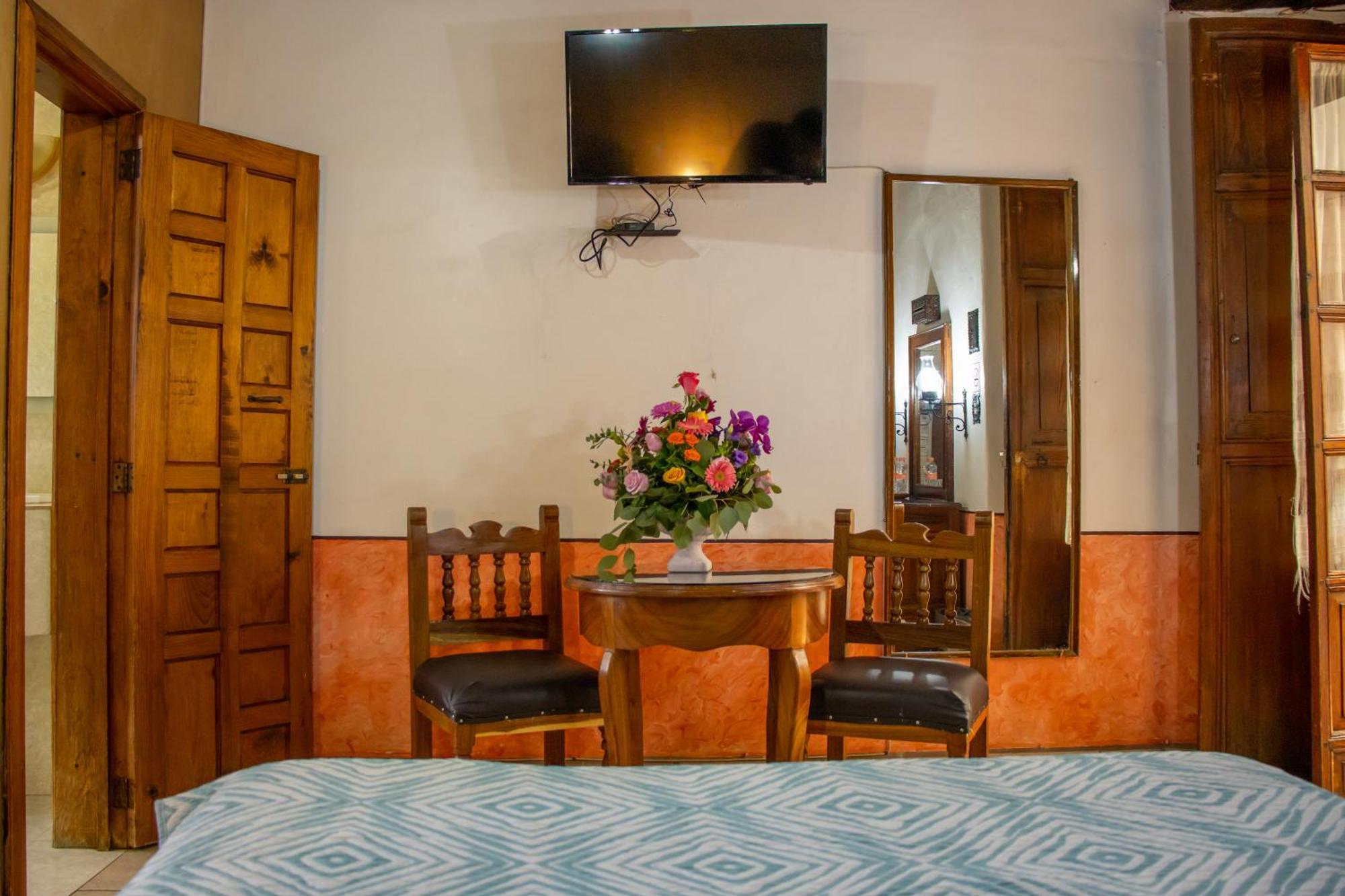 Hotel Los Escudos Patzcuaro Bagian luar foto