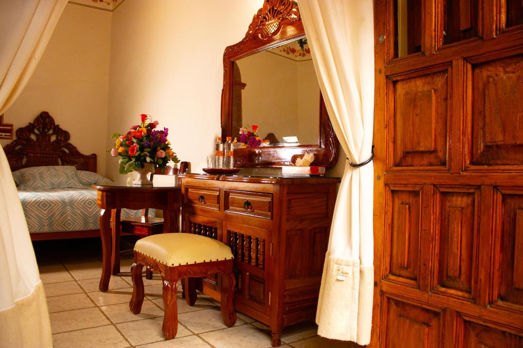Hotel Los Escudos Patzcuaro Bagian luar foto
