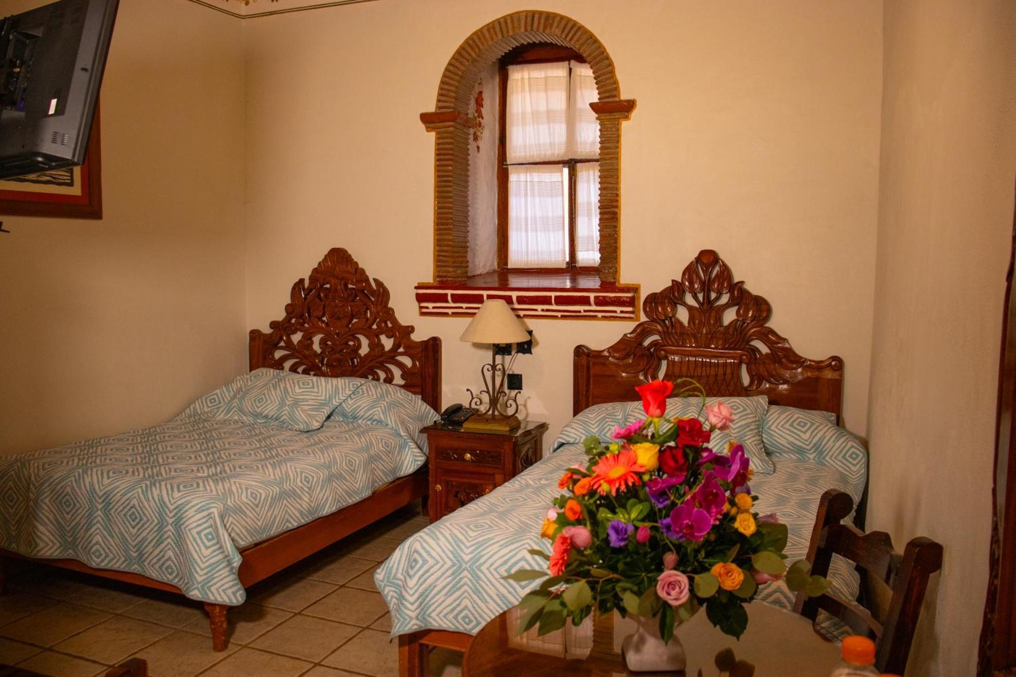 Hotel Los Escudos Patzcuaro Bagian luar foto