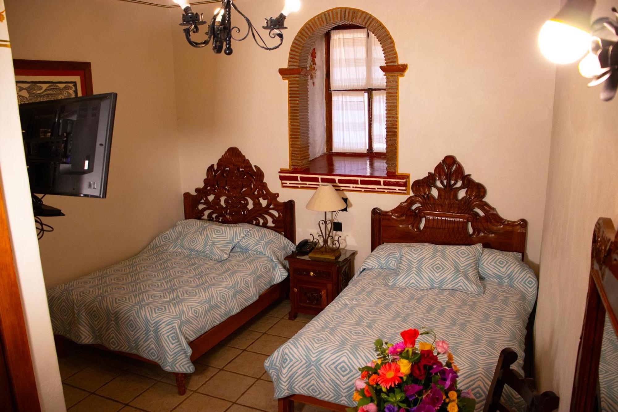 Hotel Los Escudos Patzcuaro Bagian luar foto