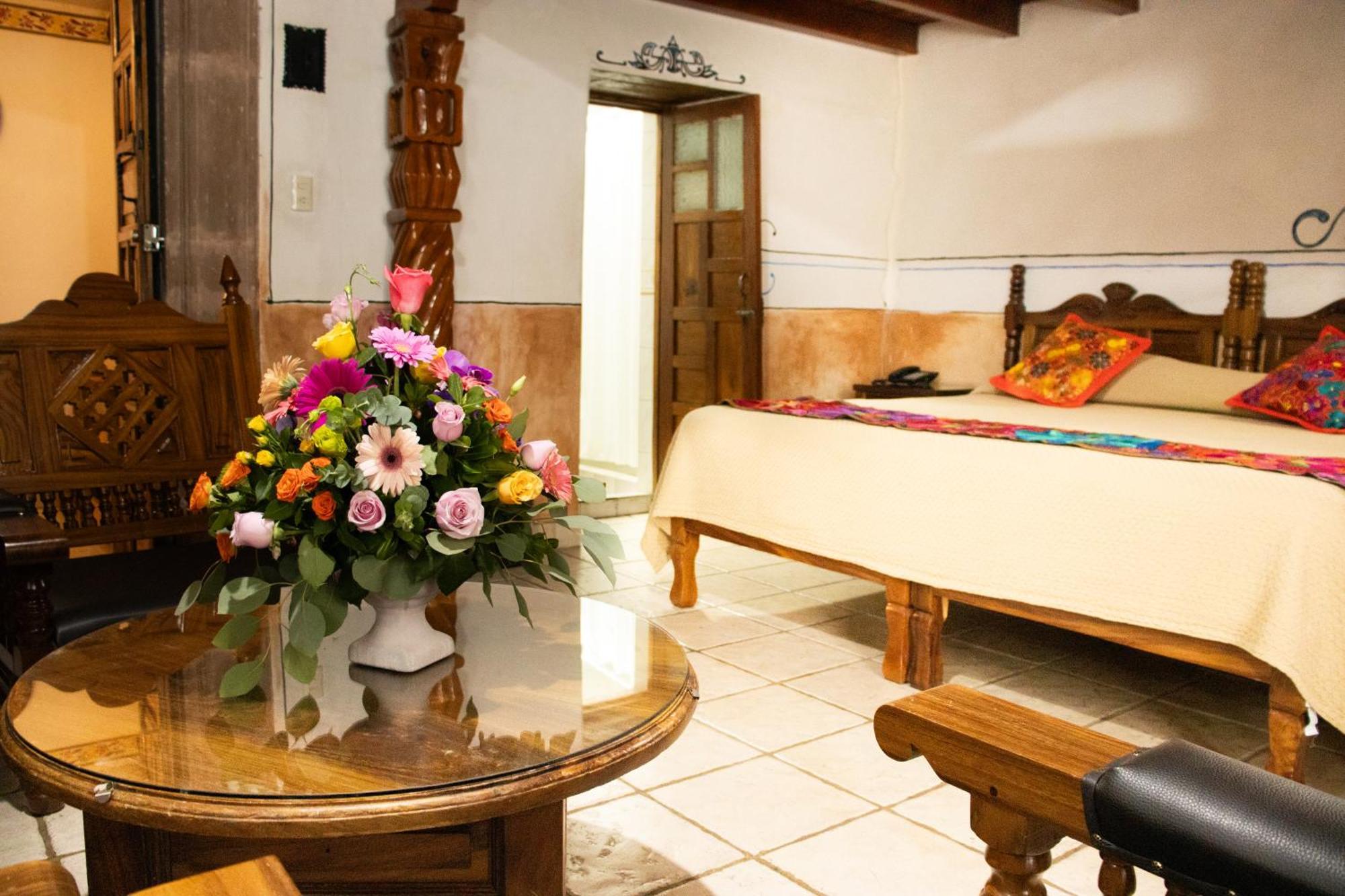 Hotel Los Escudos Patzcuaro Bagian luar foto
