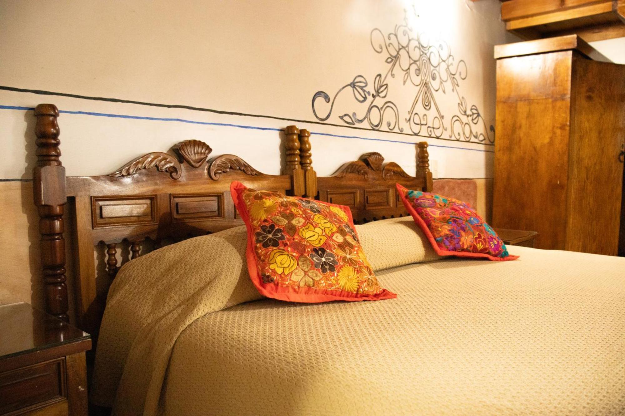 Hotel Los Escudos Patzcuaro Bagian luar foto