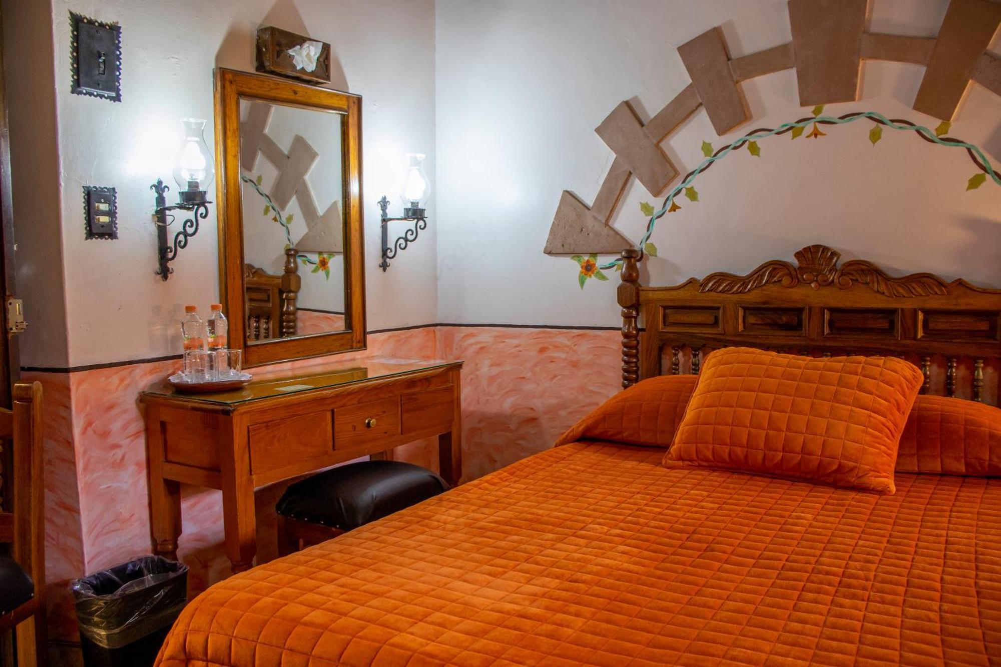 Hotel Los Escudos Patzcuaro Bagian luar foto