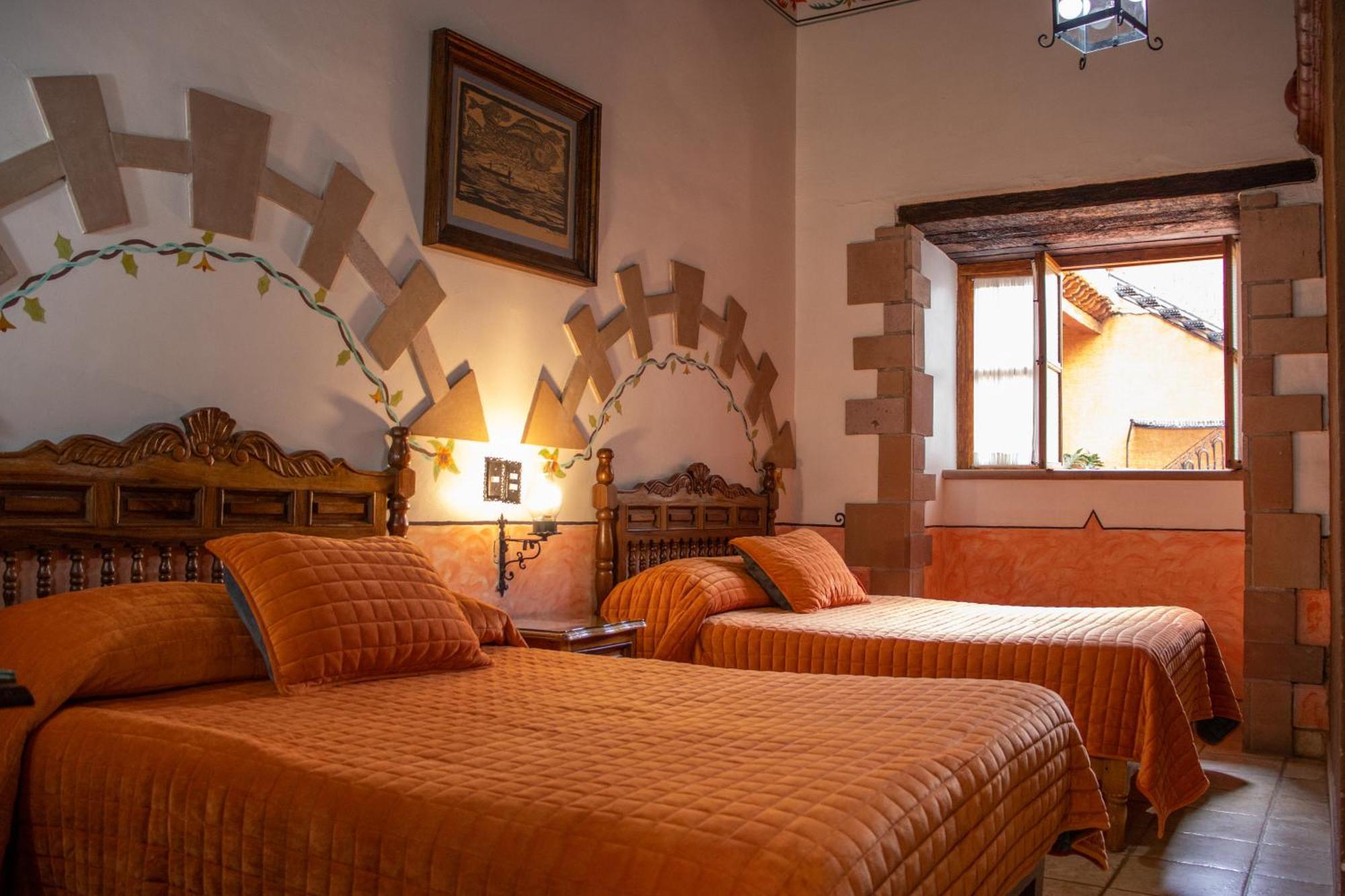 Hotel Los Escudos Patzcuaro Bagian luar foto