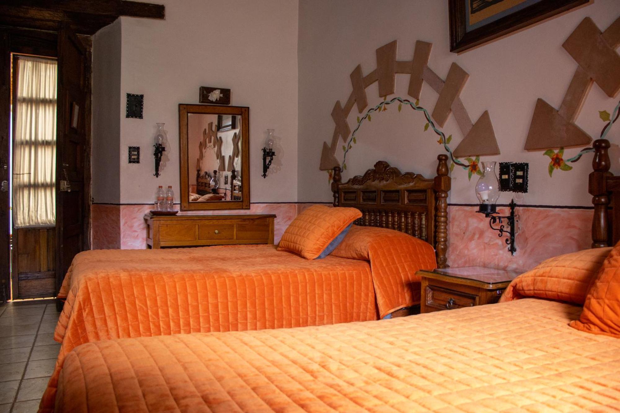 Hotel Los Escudos Patzcuaro Bagian luar foto