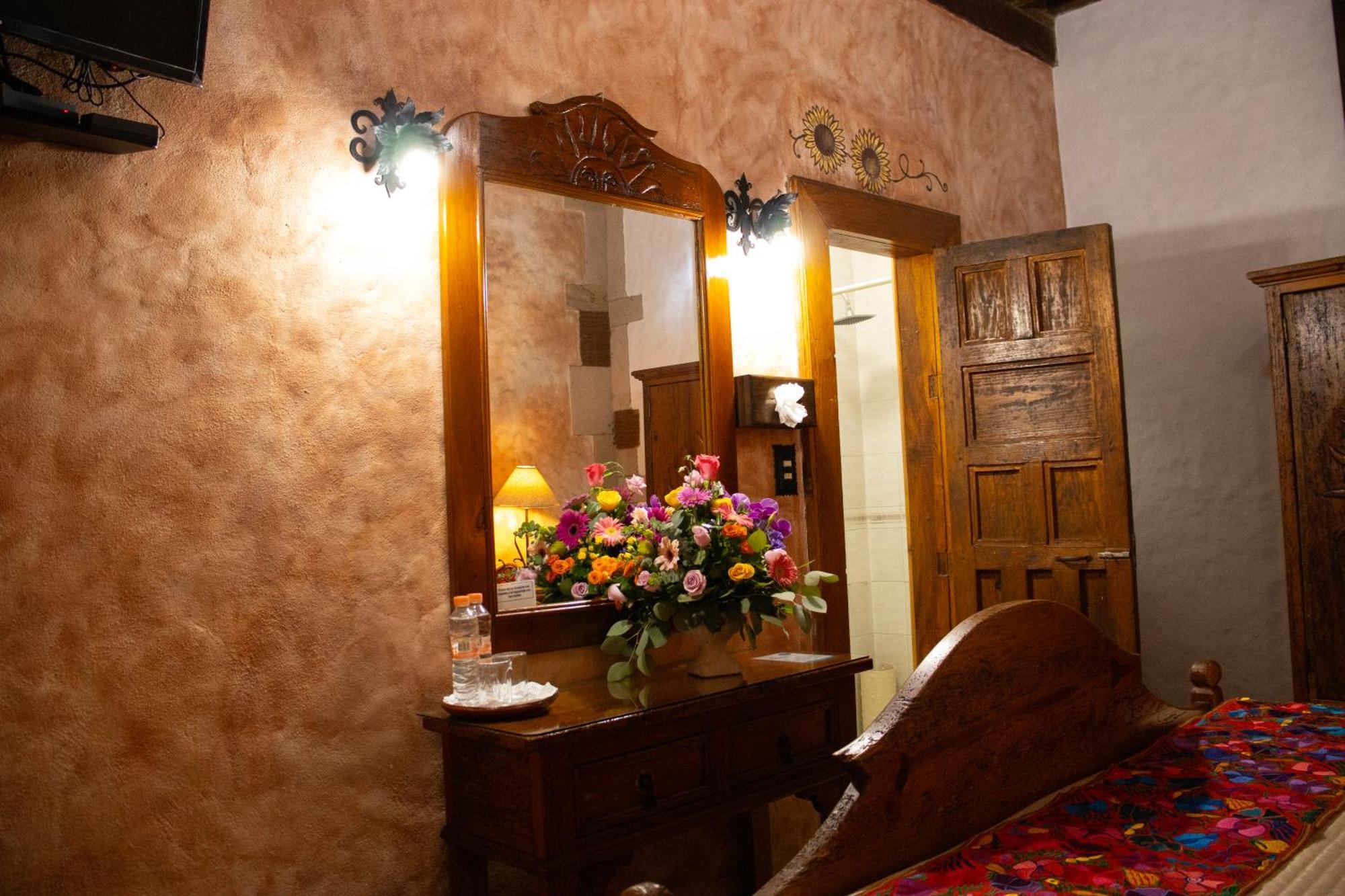 Hotel Los Escudos Patzcuaro Bagian luar foto