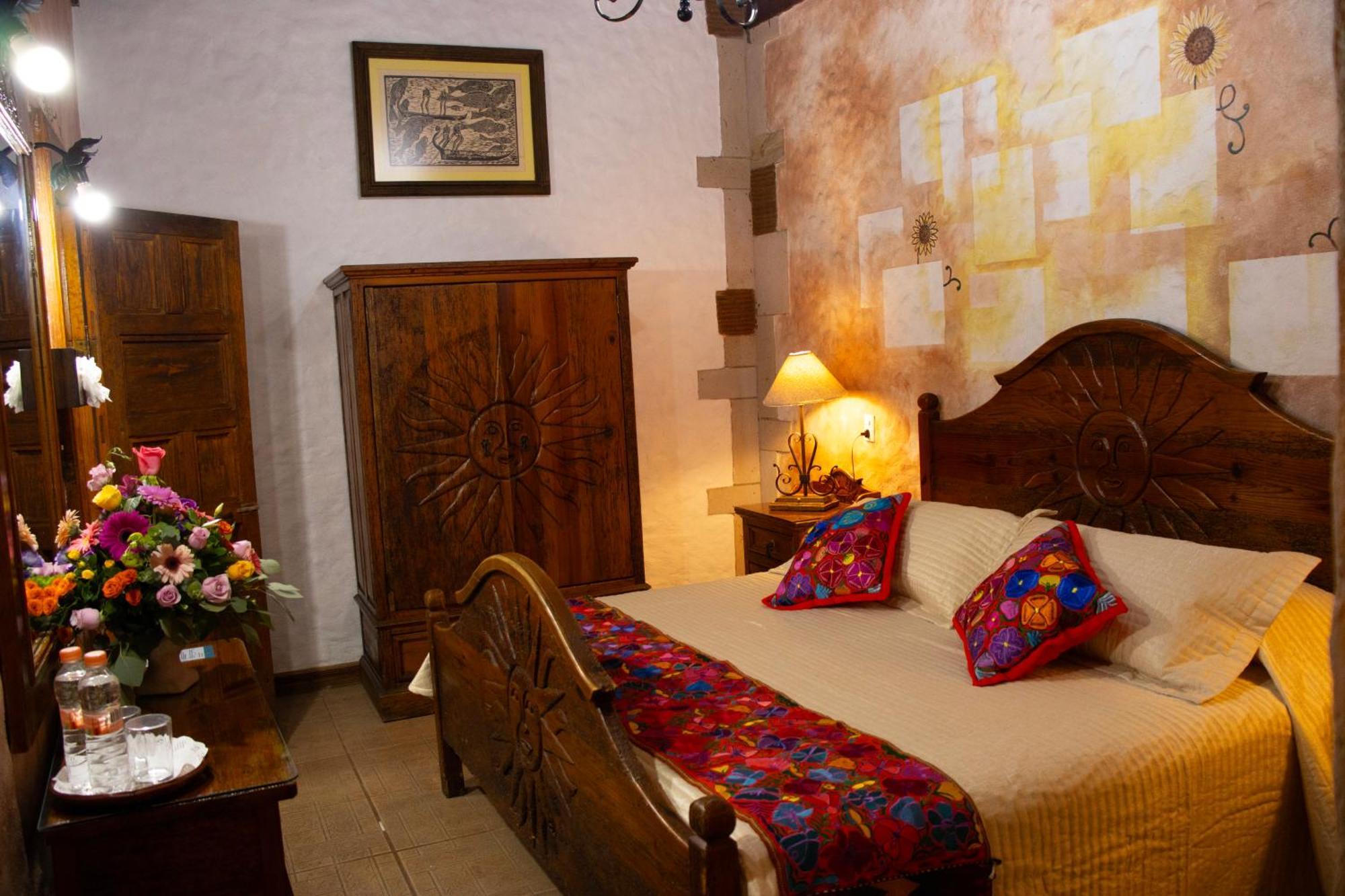 Hotel Los Escudos Patzcuaro Bagian luar foto
