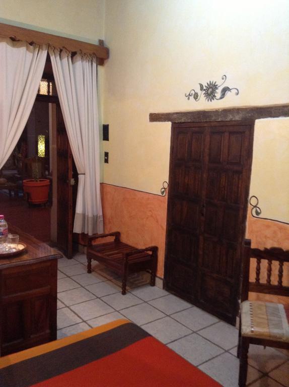 Hotel Los Escudos Patzcuaro Bagian luar foto