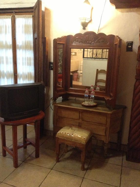 Hotel Los Escudos Patzcuaro Bagian luar foto