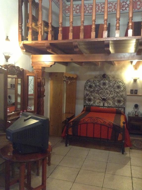 Hotel Los Escudos Patzcuaro Bagian luar foto