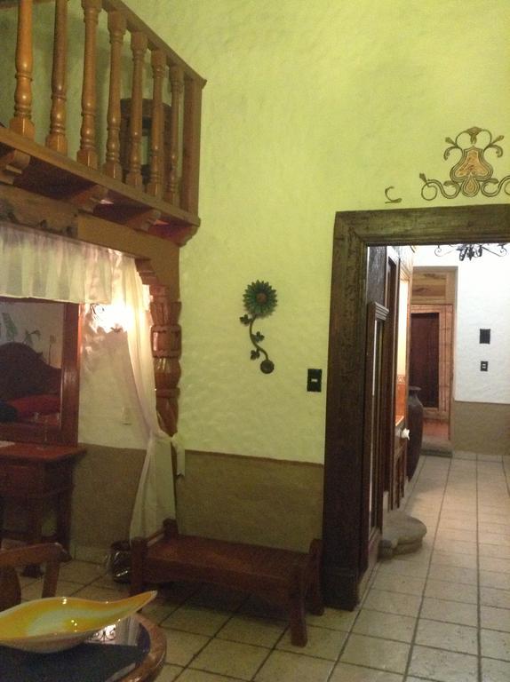 Hotel Los Escudos Patzcuaro Bagian luar foto