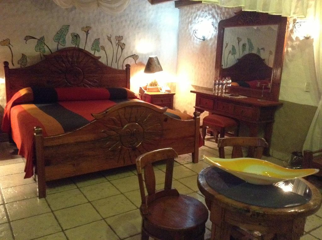 Hotel Los Escudos Patzcuaro Bagian luar foto