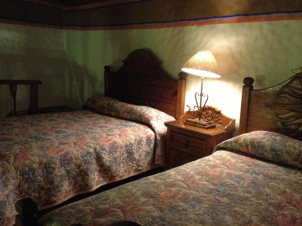 Hotel Los Escudos Patzcuaro Ruang foto
