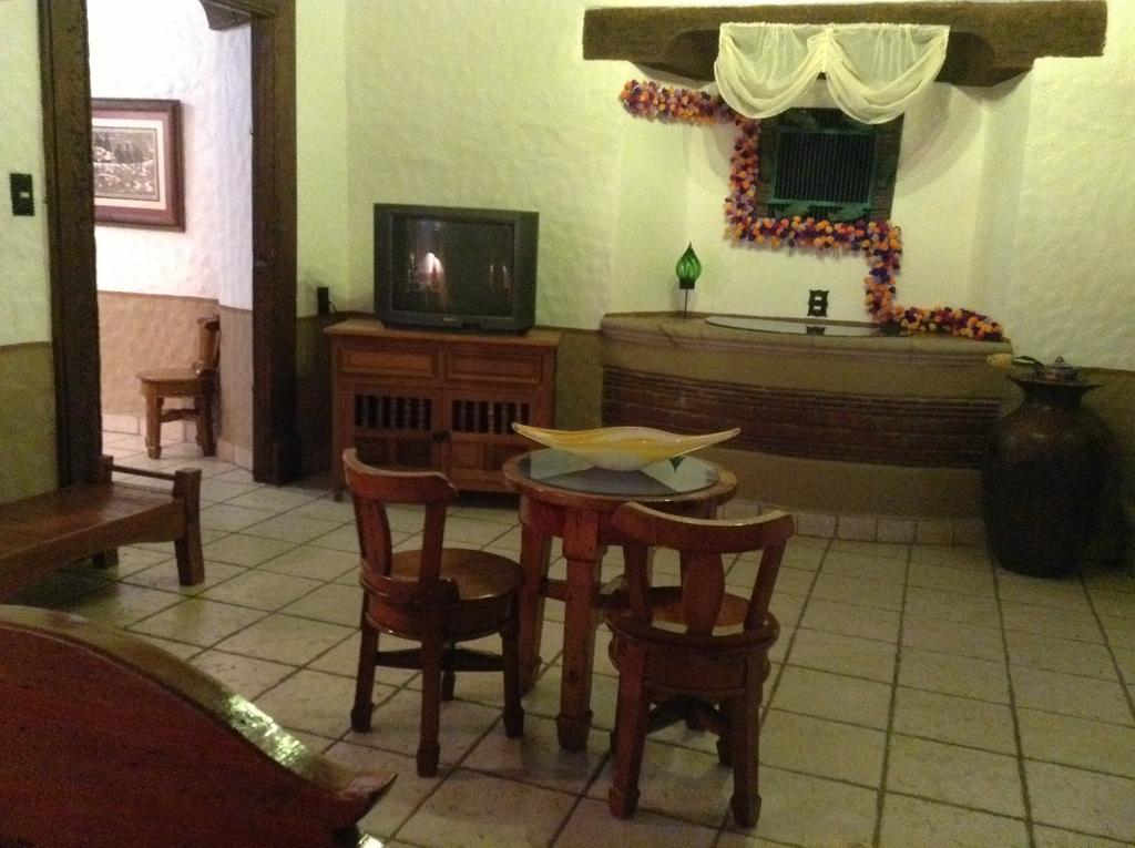 Hotel Los Escudos Patzcuaro Bagian luar foto