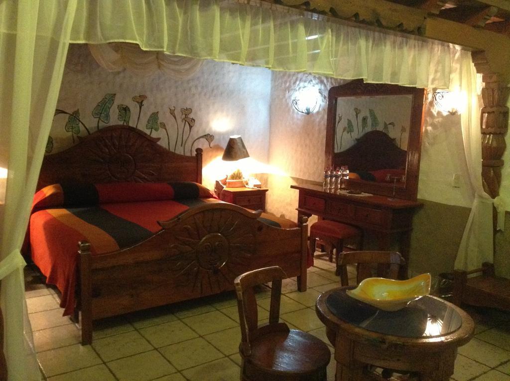 Hotel Los Escudos Patzcuaro Bagian luar foto