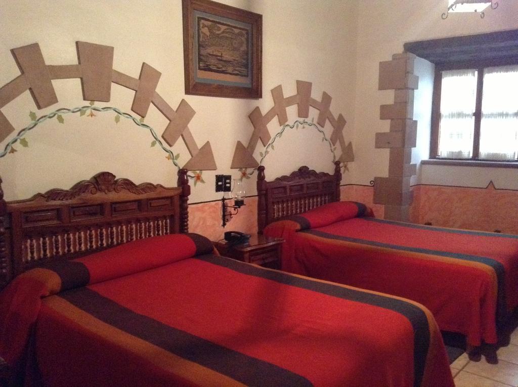 Hotel Los Escudos Patzcuaro Bagian luar foto