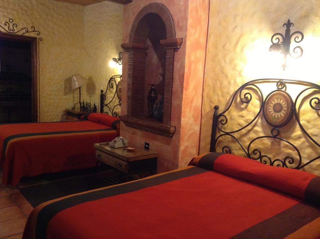 Hotel Los Escudos Patzcuaro Bagian luar foto